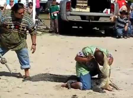فيديو.. مغامر يداعب تمساح فانقلب عليه