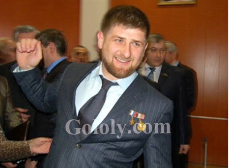 شاهد.. الرئيس الشيشاني رمضان قديروف يعاقب وزيرًا على حلبة الملاكمة