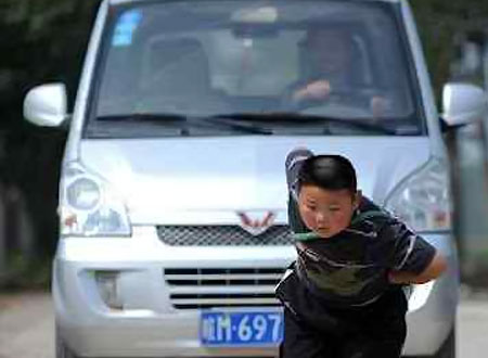 بالصور.. طفل يجر سيارة 