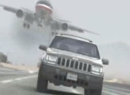 فيديو.. تلتصق سيارته بطائرة
