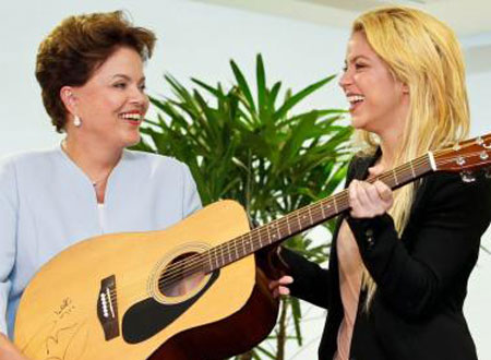 بالصور.. رئيسة البرازيل ديلما روسيف تتلقى جيتاراً هدية