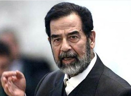 كويتي يضع صورة صدام حسين على واجهة مطعمه بلندن.. صور