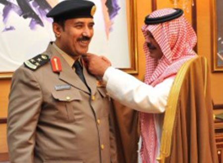 أمير الباحة يقلد العمري رتبة عميد
