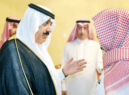 الأمير متعب بن عبدالله يواسي أسرة البشري في وفاة أبنائهم الخمسة