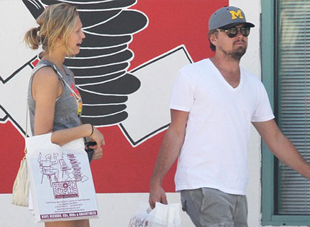 ليوناردو دي كابريو في جولة تسوق مع صديقته.. صور