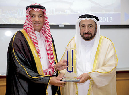 سلطان القاسمي يكرم الفائز بجائزة أفضل دكتوراه في العلوم الإدارية