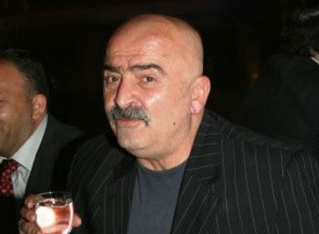 سلوم حداد يتزين بقرط من الألماس.. صور