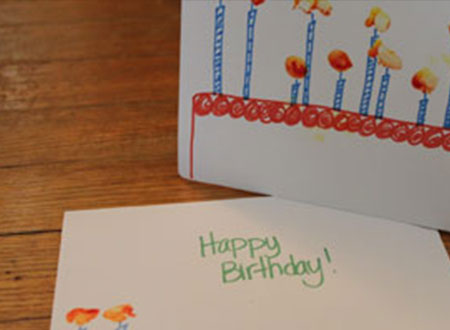 امرأة تستلم بطاقتى عيد ميلاد بعد إرسالها بـ45 عاما