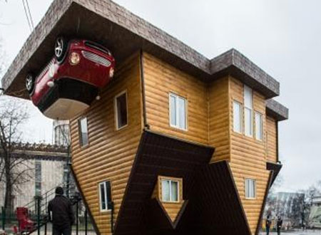 هل تتخيل نفسك تعيش في منزل مقلوب؟!.. شاهد