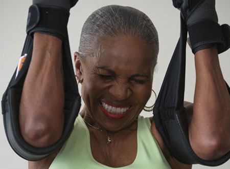 لاعبة كمال أجسام تتمتع بعضلات مفتولة وعمرها 77 عاما.. شاهد