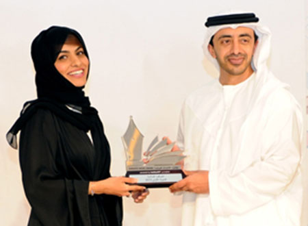 عبدالله بن زايد يكرم الفائزين بجائزة الإمارات للرواية