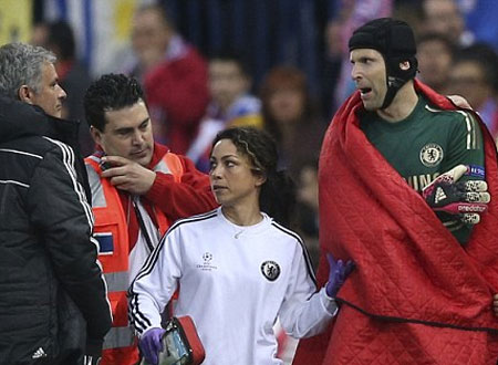 بيتر تشيك يطمئن جمهوره بصورة مع الأطباء.. شاهد