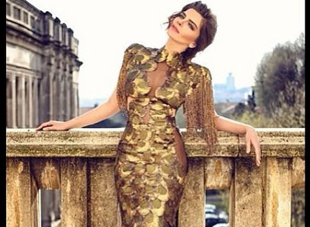 بيلين كارهان حورية ذهبية بفستان أنيق في أحدث إطلالاتها.. صور