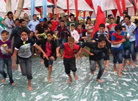 &laquo;بينا هتتغير&raquo; يرسمون الابتسامات على وجوه 170 طفلاً 