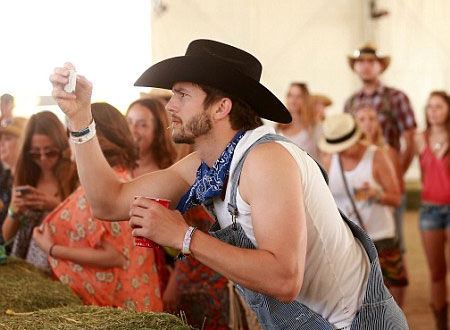 حمل ميلا كونيس لم يمنعها من الرقص مع حبيبها.. صور