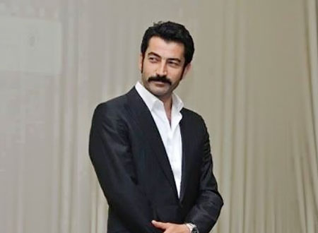 كينان أميرزالي يزور قبر أول رئيس للبوسنة والهرسك بعد الحرب.. صور