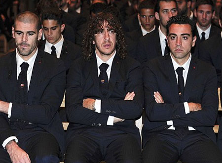 نجوم برشلونة يودعون تيتو فيلانوفا بالدموع.. صور وفيديو