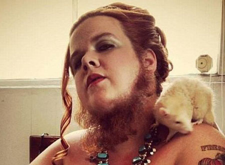 أمريكية تنافس الرجال بلحيتها.. صور