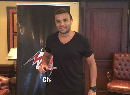 رامي صبري يحتفل بنجاح «وأنا معاه» ومحسن جابر يداعبه بسكين.. صور