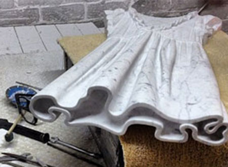 إيطالى يصنع فساتين من الرخام.. صور