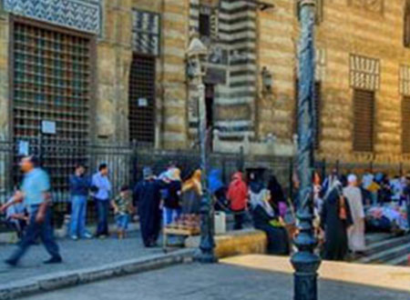 ورشة فى شارع المعز لتعليم فنون الفخار والخزف