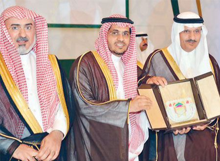 أمير منطقة الرياض يكرم أوقاف صالح الراجحي 