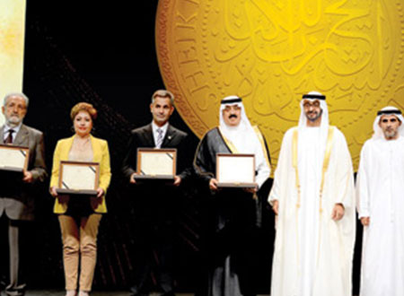 متعب بن عبدالله يتسلم جائزة الشيخ زايد للكتاب