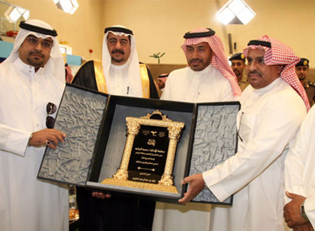 المرشد يفتتح معرض ختام الأنشطة الطلابية بمجمع الأمير سلمان التعليمي