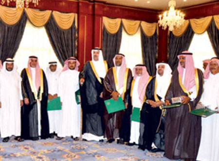 فيصل بن سلمان يكرم متقاعدي الإمارة