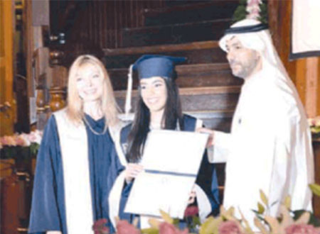 الإنكليزية بنات احتفت بخريجاتها 