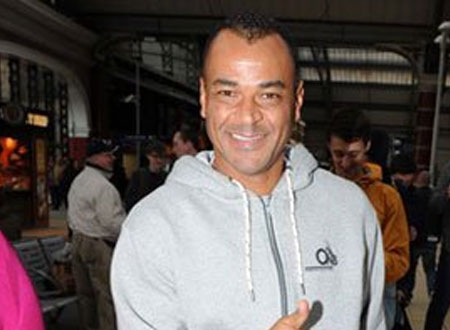 كافو يظهر بعد غياب لمساندة ليفربول.. صور