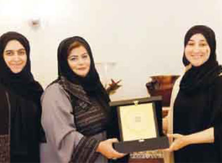 جواهر القاسمي تنال درع المجلس الوطني للإعلام