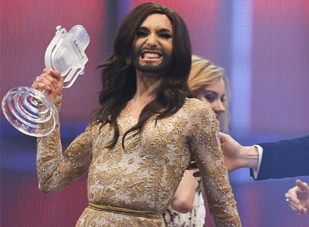 فتاة مُلتحية تفوز في مسابقة للمواهب الغنائية.. صور