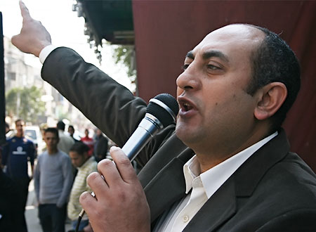 خالد علي يطالب باستدعاء عمرو موسى للمحكمة