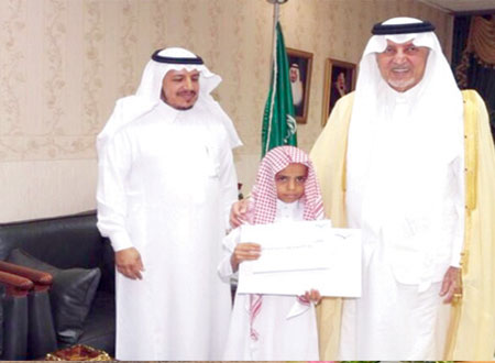الأمير خالد الفيصل يكرِّم الطالب المتصدق عن زميله المتوفى 