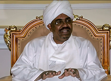 الرئيس السوداني المخلوع عمر البشير يبكي في محبسه