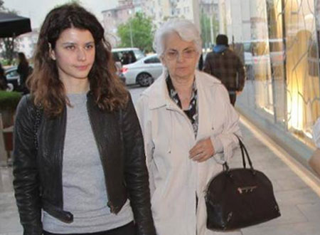 بيرين سآت تحتفل بعيد الأم مع والدتها وجدتها بإطلالة باهتة.. صور