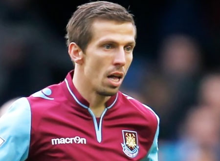 جاري أونيل يتعرض لضربة كوع من منافسه تفقده إحدى أسنانه.. شاهد  