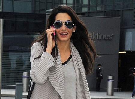 خطيبة جورج تثير السخرية بحذاء رجالي وبنطلون ممزق.. صور