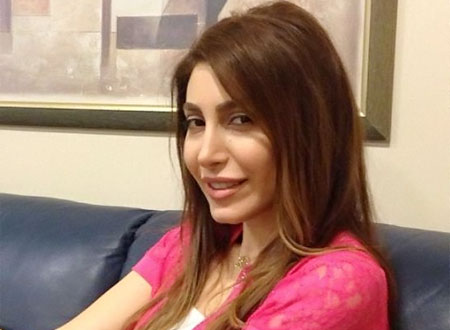 يارا تحصل على قبلة من حبيب قلبها!.. شاهد منّ هو؟