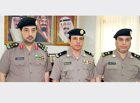 العقيد القحطاني يقلِّد الحلفي رتبته الجديدة 