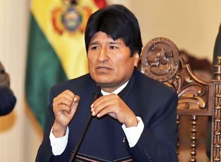 الرئيس البوليفي إيفو موراليس لاعب كرة قدم.. صور