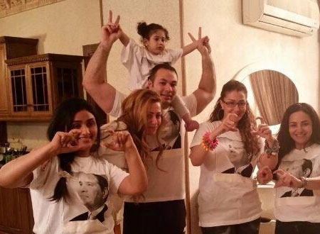 غادة عبدالرازق تقود مظاهرة عائلية في حب السيسي.. صور