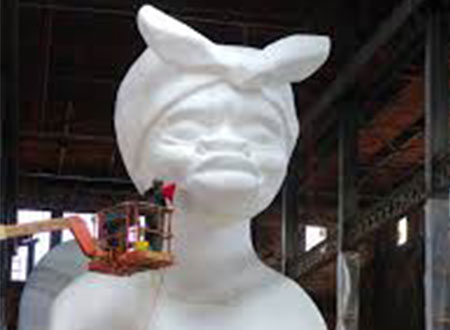 فنانة أمريكية تنحت تمثالاً لـ&laquo;أبو الهول&raquo; من السكر