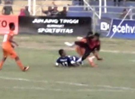 حارس مرمى يقتل مهاجم في الملعب.. صور وفيديو