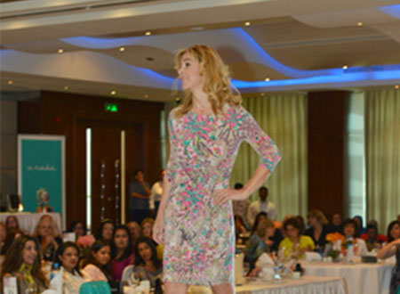 السيدات الأمريكيات تقيم عرضاً للأزياء 