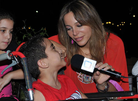 سوزان نجم الدين تدعو للتفاؤل بقصة طفل من ذوي الاحتياجات الخاصة.. صور