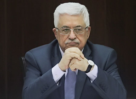 الرئيس الفلسطيني محمود عباس يتلقى أغلى هدية.. صور