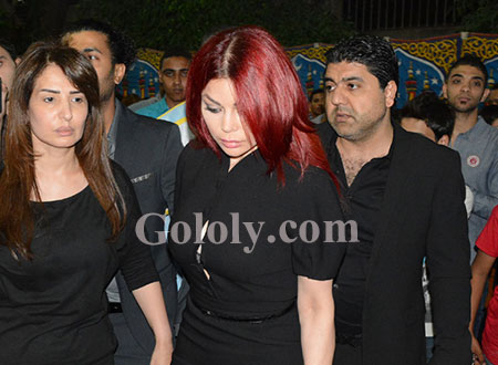 هيفاء وهبي محاطة بالبودي جارد في عزاء حسين الإمام.. صور