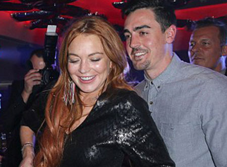 ليندساي لوهان ترقص مع شقيقها بطريقة مثيرة.. صور